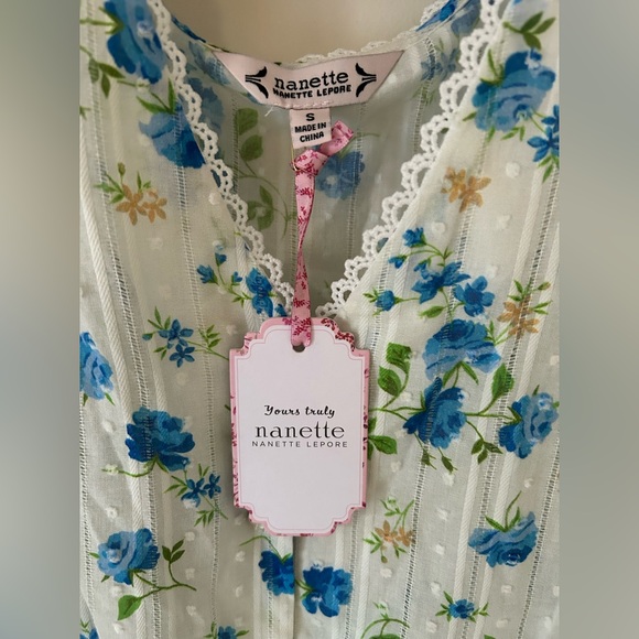 Nanette Lepore Romantic Rose Lace Blouse
Size: Small
NWT - Picture 16 of 16